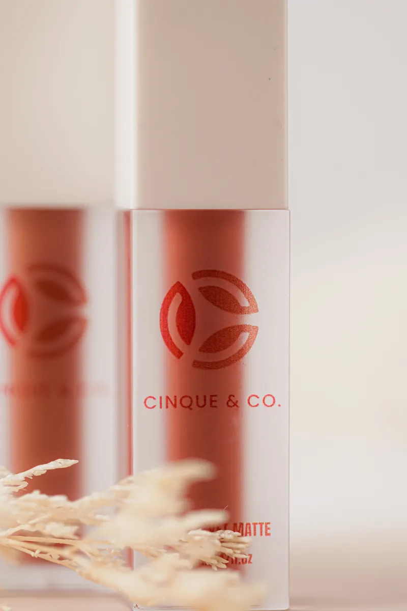 Five Cinque tint bottles in a row beneath the brand card.