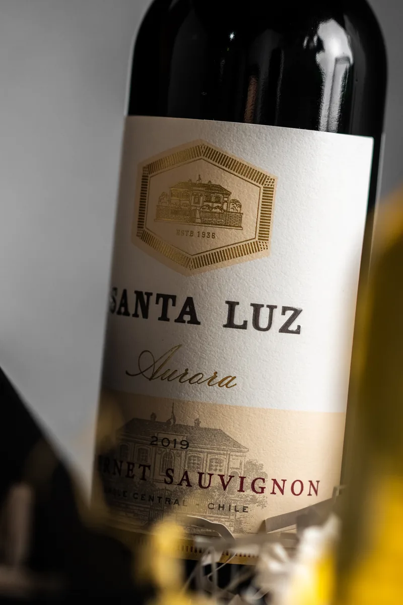 A close angle on the Santa Luz cabernet label in the box.